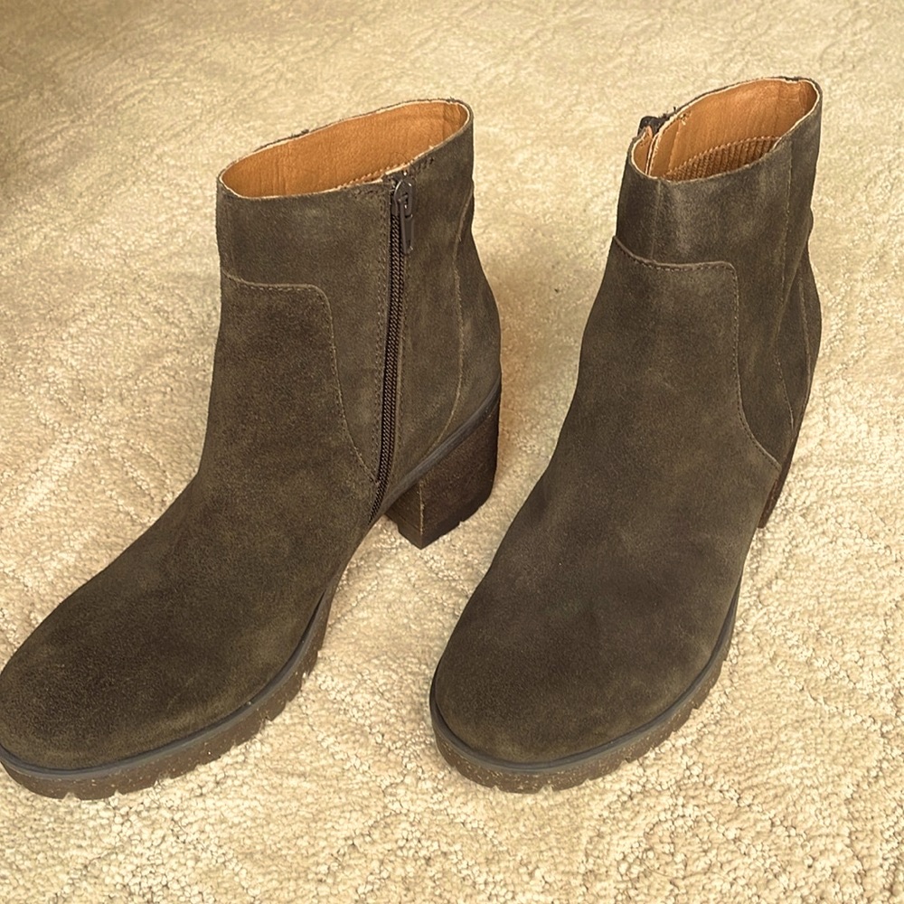 Korks chocolate brown suede stacked heel boots size 7.5 worn once